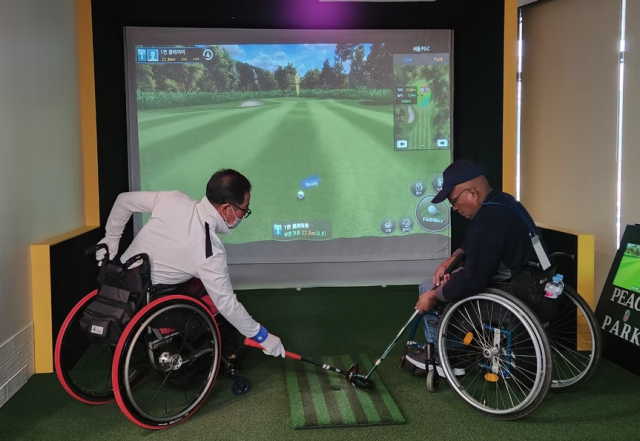 서울 강서구 장애인쉼터에 조성된 스크린 파크골프장. 휠체어 이용자도 불편 없이 스크린 파크골프를 즐길 수 있다는 점이 특징이다. 사진 제공=피치파크
