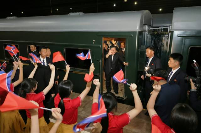 김정은 북한 국무위원장이 4일 밤 중국 베이징에서 시진핑 국가주석과의 정상회담을 마친 후 평양으로 돌아가기 위해 전용 열차에 탑승하고 있다. 노동신문·뉴스1
