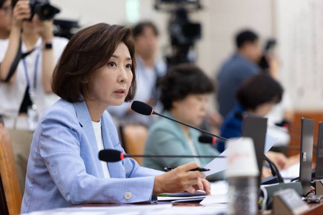나경원 국민의힘 의원이 5일 서울 여의도 국회에서 열린 제429회 국회(정기회) 법제사법위원회 검찰 개혁 입법청문회에서 의사진행 발언을 하고 있다. 뉴스1