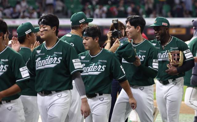 SSG 선수들이 5일 인천 SSG랜더스필드에서 열린 '2025 신한 SOL 뱅크 KBO리그' 롯데 자이언츠와 SSG 랜더스의 경기에서 7-5로 승리한 후 하이파이브를 하고 있다. 뉴스1