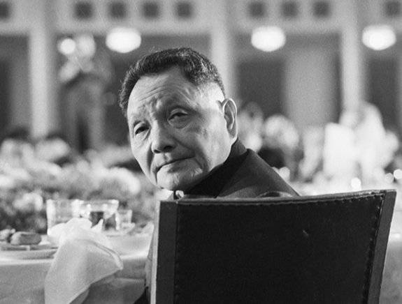 두 차례 실각했던 덩샤오핑이 1977년 7월 22일 부주석으로 복귀했다. 이는 중국 역사상 가장 주목할 만한 정치적 복귀였다. 덩의 복귀와 전 주석 마오쩌둥의 부인이 이끄는 ‘4인방’ 축출 결정은 제10기 중앙위원회 제3차 전체회의에서 이뤄졌다. 사진은 부주석 복귀 당일의 덩샤오핑. Gettyimage