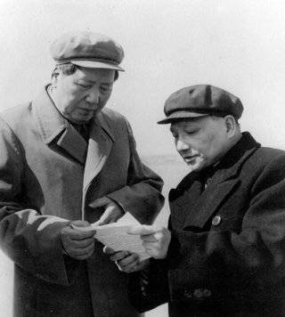 1959년경 마오쩌둥과 덩샤오핑이 함께 대화하는 모습. Gettyimage