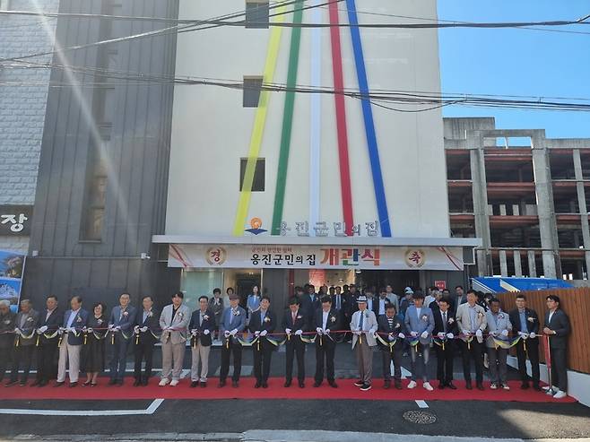 인천시와 옹진군 관계자들이 '옹진군민의 집' 앞에서 개관식을 진행하고 있다. Ⓒ인천시 제공
