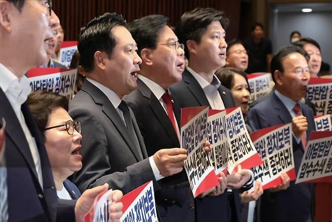 9월3일 국민의힘 장동혁 대표, 송언석 원내대표 등 의원들이 국회에서 열린 의원총회에서 손팻말을 들고 구호를 외치고 있다. ⓒ시사저널 박은숙