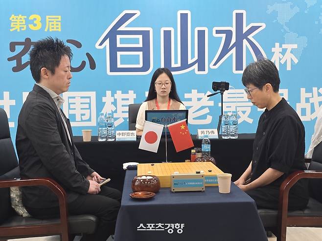 루이나이웨이 9단(오른쪽)이 5일 중국 칭다오 농심공장에서 열린 제3회 농심백산수배 세계바둑시니어최강전 3국에서 일본의 나카노 히로나리 9단과 대국하고 있다. 칭다오 | 윤은용 기자