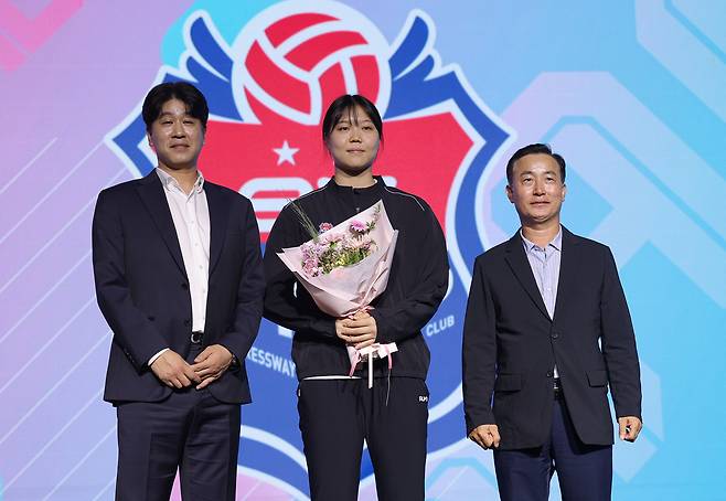 5일 열린 2025-2026 KOVO 여자 신인선수 드래프트에서 한국도로공사에 1라운드 1순위로 지명을 받은 중앙여고 이지윤이 김종민 한국도로공사 감독(왼쪽)과 함께 기념촬영을 하고 있다. 연합뉴스