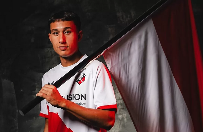 ▲ 인도네시아 축구대표팀이 아직도 귀화 선수가 모자란지 또 밀리아노 조나단스에게 시민권을 부여했다. 조나단스는 최근 자카르타를 방문해 공식적으로 인도네시아 국적을 취득했다. 네덜란드에서 뛰는 21세 공격수는 9월 A매치부터 인도네시아 대표팀의 유니폼을 입고 뛸 예정이다. ⓒ 밀리아노 조나단스 SNS