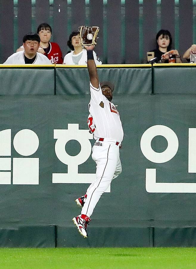 ▲ 여전히 뛰어난 수비력과 타격을 자랑하는 에레디아는 SSG에서의 네 번째 시즌을 꿈꾼다 ⓒSSG랜더스