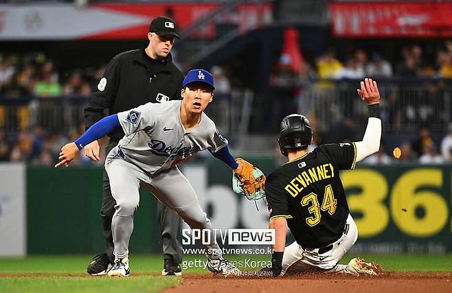 ▲ LA 다저스 김혜성이 태그를 시도하고 있다.