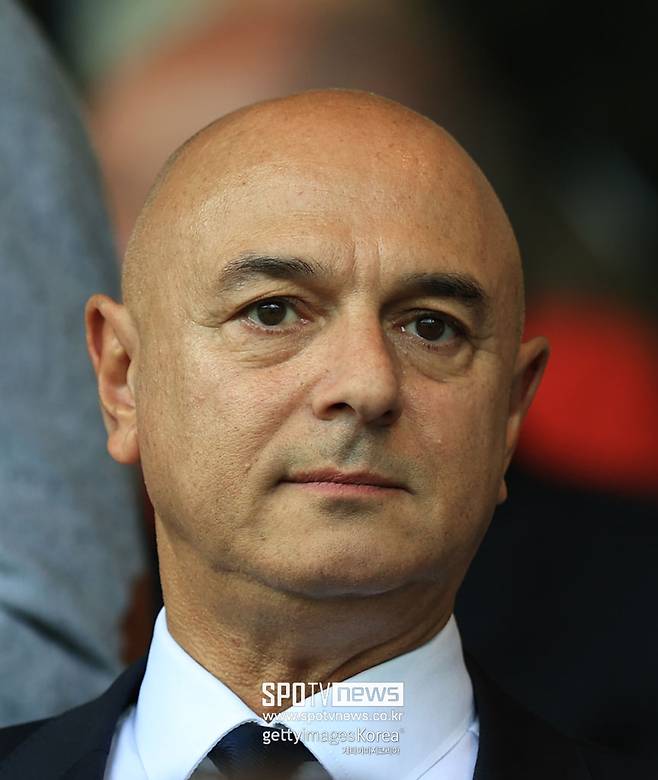 ▲ 올여름 손흥민이 10년 커리어를 마감하고 토트넘 홋스퍼를 떠난 가운데 지난 25년간 구단 경영을 총괄해온 다니엘 레비(사진) 회장이 전격 사임을 발표하면서 스퍼스가 '대변혁 시대'에 돌입했다. 현지 언론 평가는 묘하게 엇갈린다. 21세기 첫 사반세기 동안 토트넘을 이끌며 잉글랜드 프리미어리그(EPL) 빅6 반열에 올려놓은 '성공한 회장님'에서부터 현재 스퍼스가 안고 있는 온갖 구조적 문제를 뿌리내리게 한 원흉에 이르기까지 다양한 평론이 봇물을 이룬다.&nbsp;"토트넘 현대사에서 가장 논쟁적인 인물"이란 분석이 나오는 배경이다.