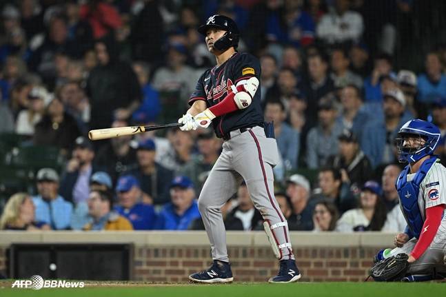 홈런 타구를 확인하고 있는 김하성. /AFPBBNews=뉴스1