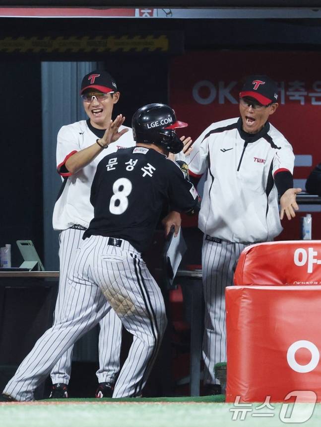 염경엽 감독(왼쪽)과 문성주가 하이파이브를 하고 있다. /사진=뉴스1