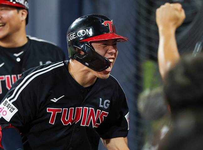 더그아웃에 복귀한 뒤 동료들과 기쁨을 나누는 문성주. /사진=LG 트윈스