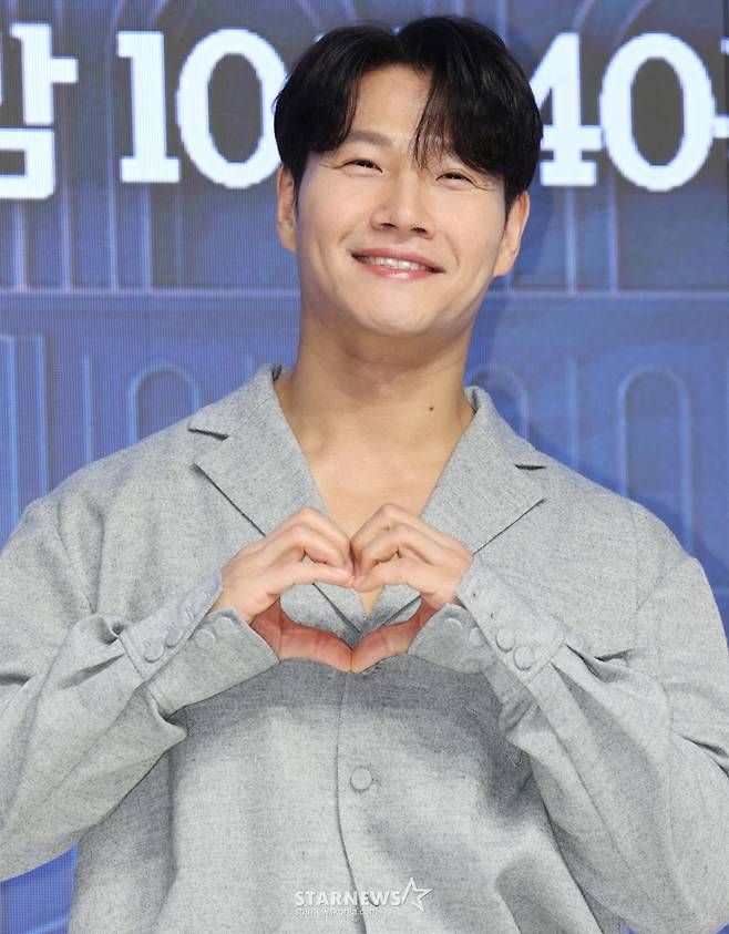 (서울=뉴스1) 권현진 기자 = 가수 김종국이 4일 오전 서울 강남구 강남 엘리에나 호텔에서 열린 Mnet ‘커플팰리스2’ 제작발표회에 참석해 포즈를 취하고 있다.  ‘커플팰리스2’는 완벽한 결혼 상대를 찾는 싱글남녀들을 위한 대규모 커플 매칭 서바이벌로 ‘결혼정보회사(결정사)’ 못지않은 극사실적 매칭 시스템을 통해 평생을 함께하고 싶은 동반자를 찾는 예능이다. 2025.2.4/뉴스1  Copyright (C) 뉴스1. All rights reserved. 무단 전재 및 재배포,  AI학습 이용 금지. /사진=(서울=뉴스1) 권현진 기자