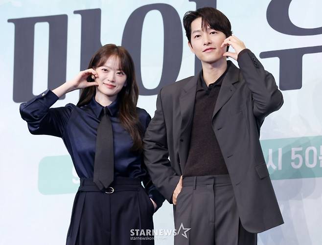 배우 천우희, 송중기가 4일 서울 구로구 신도림 더 링크 호텔에서 열린 JTBC 금요시리즈 '마이 유스' 제작발표회에 참석해 포즈를 취하고 있다. /2025.09.04 /사진=김휘선 hwijpg@