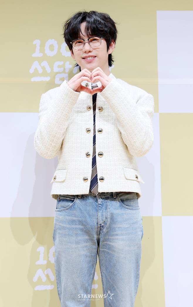 가수 권정열이 5일 서울 영등포구 KBS아트홀에서 진행된 KBS 2TV 예능 '더 시즌즈 10CM의 쓰담쓰담' 제작발표회에 참석해 포즈를 취하고 있다. /2025.09.05 /사진=김휘선 hwijpg@