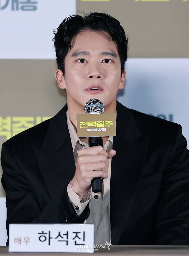 배우 하석진이 5일 오후 서울 롯데시네마월드타워점에서 진행된 영화 '전력질주'(감독 이승훈) 언론배급시사회 및 기자간담회에 참석해 인사말을 하고 있다.  2017년 광주광역시청 소속 김국영 선수가 세운 남자 100m 한국 기록(10.07초)을 모티브로 제작된 '전력질주'는 마지막 기회를 노리는 베테랑 선수와 가능성 높은 신예 스프린터의 도전을 그린다. /2025.09.05 /사진=이동훈 photoguy@