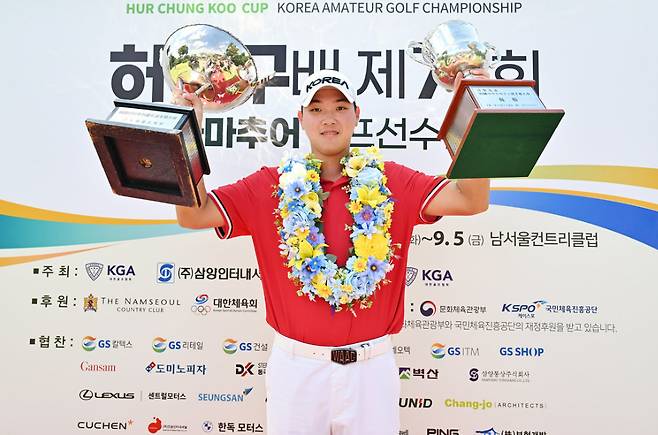 김민수가 내셔널 타이틀 허정구배 제71회 한국아마추어골프선수권대회에서 우승한 뒤 포즈를 취하고 있다. /사진=대한골프협회(KGA) 제공