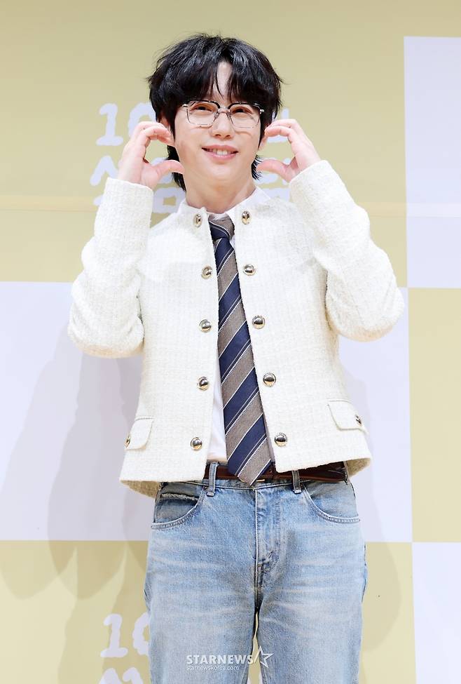 가수 권정열이 5일 서울 영등포구 KBS아트홀에서 진행된 KBS 2TV 예능 '더 시즌즈 10CM의 쓰담쓰담' 제작발표회에 참석해 포즈를 취하고 있다. /2025.09.05 /사진=김휘선 hwijpg@