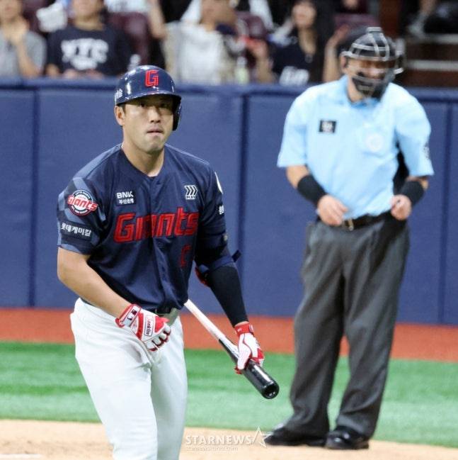 롯데 전준우(왼쪽). /사진=강영조 선임기자