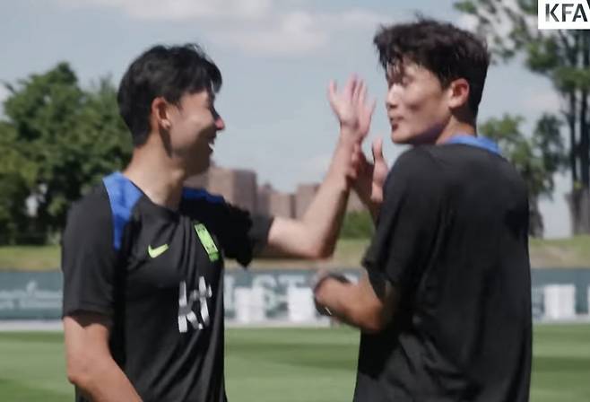 손흥민(왼쪽) 대표팀 훈련 도중 김민재의 얼굴을 건드리며 장난을 치고 있다. /사진=유튜브 채널 KFATV 영상 갈무리