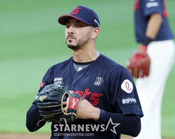 롯데 벨라스케즈가 5일 SSG전 실점 후 아쉬워하고 있다. /사진=강영조 선임기자