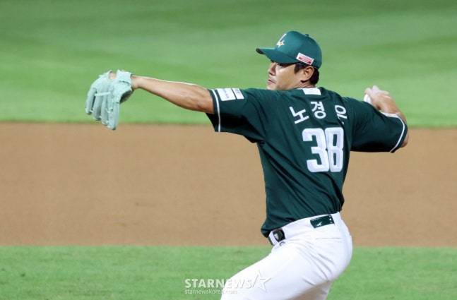 6회 구원 등판해 역투를 펼치는 노경은. /사진=강영조 선임기자