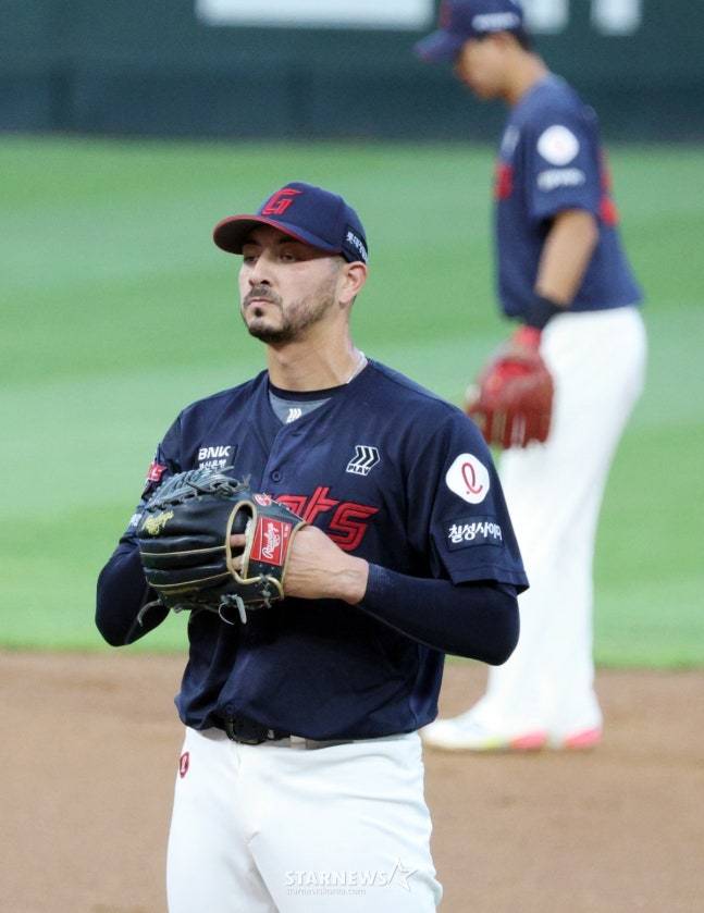 실점 후 아쉬워하는 롯데 벨라스케즈. /사진=강영조 선임기자