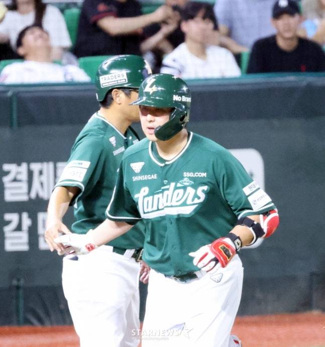 홈런을 날리고 베이스를 돌고 있는 최정. /사진=강영조 선임기자