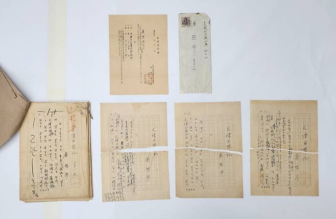 ‘횡보문단회상기’ 3회 원고청탁서(위)와 고쳐 쓴 ‘문단회상기’의 초고들(오른쪽부터)과 ‘문단회상기’ 1회의 편집자 교정본./ 국립한국문학관 제공