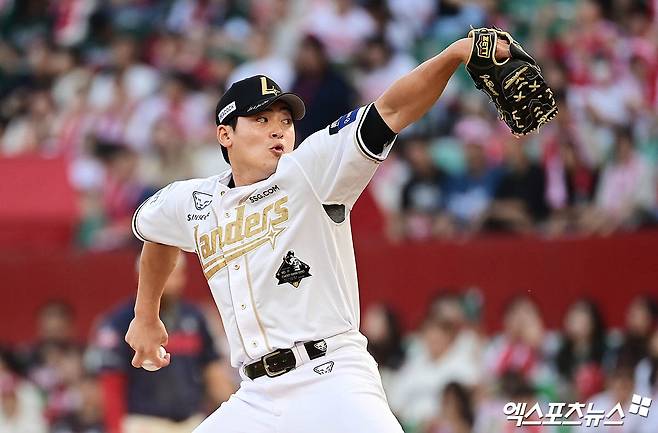 14일 오후 인천SSG랜더스필드에서 열린 '2025 신한 SOL Bank KBO리그' 롯데 자이언츠와 SSG 랜더스의 경기, 8회초 2사 1,3루 SSG 조병현이 역투하고 있다. 엑스포츠뉴스 DB