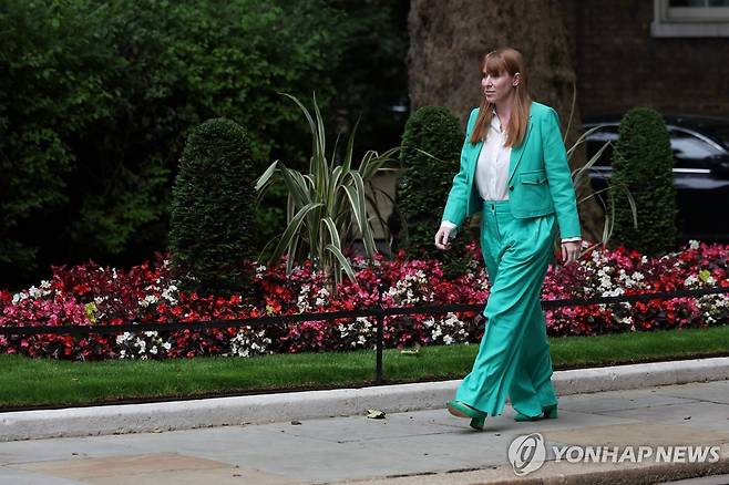 스타머 정부가 출범한 2024년 7월 5일 다우닝가에 입성하는 레이너 부총리 [EPA 연합뉴스 자료사진]