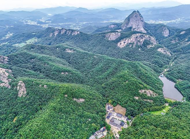 마이산 전경. 봉우리 밑으로 탑영제와 금당사가 보인다. [사진/백승렬 기자]