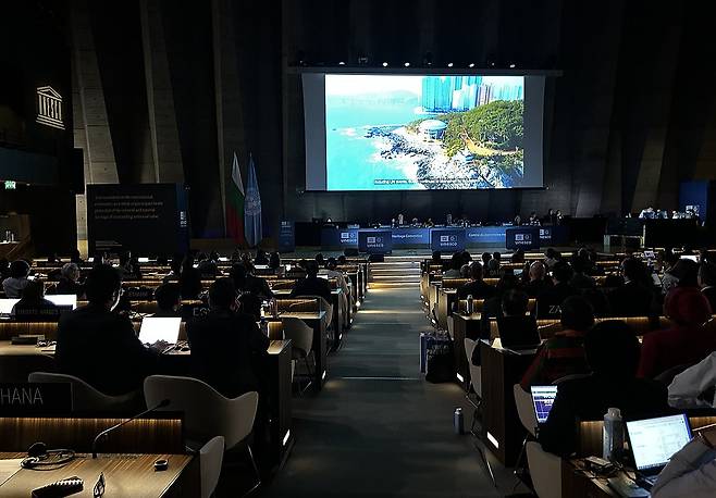 내년 세계유산위원회 개최지 '부산' (파리=연합뉴스) 김예나 기자 = 15일(현지시간) 프랑스 파리 유네스코 본부에서 열린 제47차 유네스코 세계유산위원회에서 부산을 소개하는 영상이 나오고 있다. 위원회는 내년 7월에 열리는 제48차 위원회 개최국으로 한국을 확정했다. 2025.7.16 yes@yna.co.kr