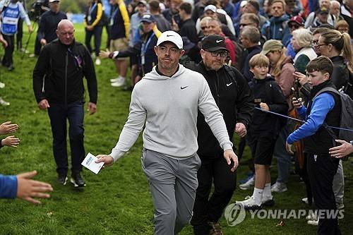 구름 관중의 응원을 받는 매킬로이. [AP=연합뉴스]