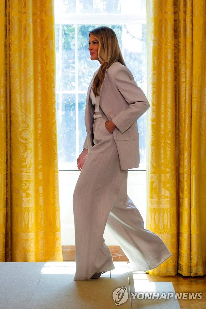 백악관 AI 회의장으로 향하는 멜라니아 여사 [로이터=연합뉴스. 재판매 및 DB 금지]