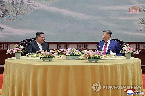 김정은, 시진핑과 북중정상회담 (평양 조선중앙통신=연합뉴스) 전승절 80주년 열병식 참석을 위해 중국을 방문한 김정은 북한 국무위원장이 4일 오후 시진핑 중국 국가주석과 양자회담을 개최했다고 조선중앙통신이 5일 이에 대해 보도했다.  2025.9.5 
    [국내에서만 사용가능. 재배포 금지. For Use Only in the Republic of Korea. No Redistribution]