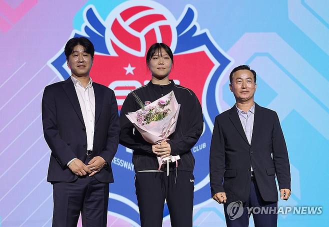 1라운드 1순위 한국도로공사 지명 받은 이지윤 (서울=연합뉴스) 류영석 기자 = 5일 서울 강서구 메이필드 호텔에서 열린 2025-2026 KOVO 여자 신인선수 드래프트에서 한국도로공사에 1라운드 1순위로 지명을 받은 중앙여고 이지윤이 기념촬영을 하고 있다. 2025.9.5 ondol@yna.co.kr