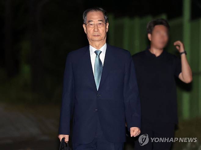 서울구치소 나서는 한덕수 전 총리 (의왕=연합뉴스) 김인철 기자 = 윤석열 전 대통령의 내란 방조 및 위증 등 혐의를 받는 한덕수 전 국무총리가 27일 구속영장이 기각돼 경기도 의왕 서울구치소를 나서고 있다. 2025.8.27 yatoya@yna.co.kr