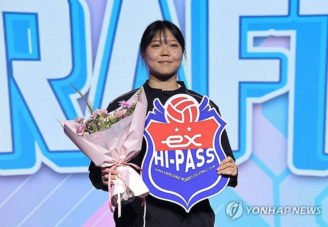 1라운드 1순위 한국도로공사 지명 받은 이지윤 (서울=연합뉴스) 류영석 기자 = 5일 서울 강서구 메이필드 호텔에서 열린 2025-2026 KOVO 여자 신인선수 드래프트에서 한국도로공사에 1라운드 1순위로 지명을 받은 중앙여고 이지윤이 기념 촬영을 하고 있다. 2025.9.5 ondol@yna.co.kr