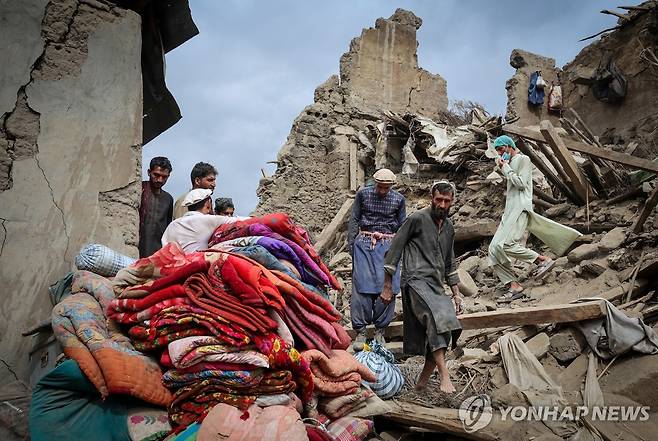 아프간 강진 폐허 지난 2일(현지시간) 아프가니스탄 동부 쿠나르주 마자르 다라 지역에서 지진으로 무너진 집 잔해를 생존자들이 살펴보는 모습. 2025.09.05
[로이터 연합뉴스 자료사진. 재판매 및 DB 금지]