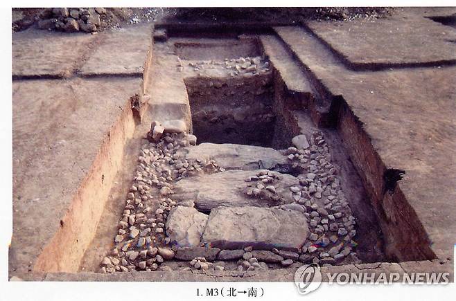 중국 룽터우산 고분군 (서울=연합뉴스) 중국 지린성(吉林省) 허룽시(和龍市) 룽하이촌(龍海村)에 있는 발해시대 고분군 유적인 룽터우산(龍頭山) 고분군 중 2004∼2005 발굴작업에서 M3로 명명된 고분. [연합뉴스 자료사진]