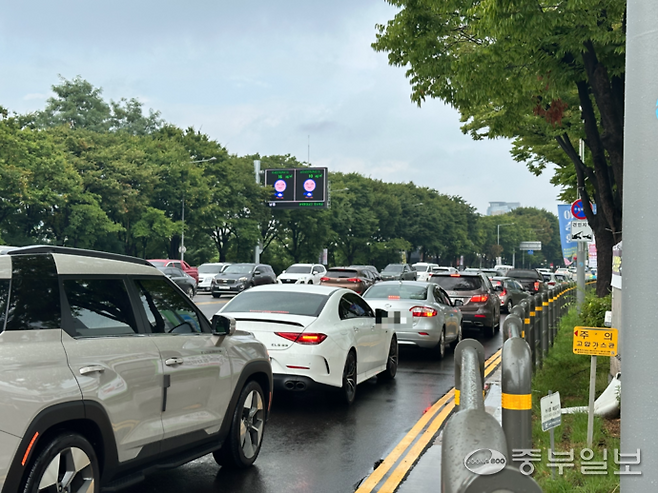 6일 오전 10시께 인천 이마트 트레이더스 구월점으로 들어가기 위해 많은 차량이 줄지어 서 있다. 사진=장수빈 기자