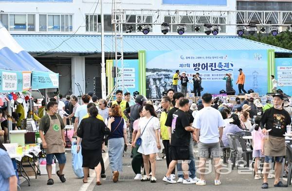 6일 울산 동구 울산수협 방어진위판장 일원에서 '함께 걷는 그대와 나, 우리는 방어진 사람' 이라는 주제로 제17회 방어진 축제가 열렸다. 시민들이 다양한 먹거리와 함께 축제를 즐기고 있다. 김도현기자 do@ksilbo.co.kr