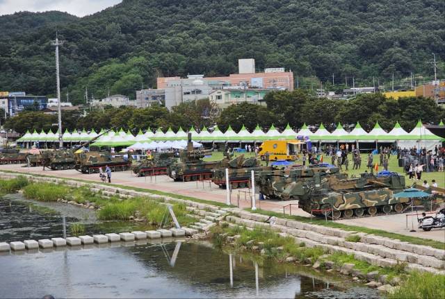 육군 50보병사단의 K-2전차, K-9자주포, 해병대 상륙돌격 장갑차 등 20여 대가 상주 북천공원에 집결해 시민들의 시선을 끌었다. 고도현 기자
