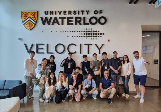 경남대학교 RISE사업단이 캐나다 워털루대학교에서 '2025 스마트제조ICT AI 프런티어 글로벌 해커톤 대회'를 가진 뒤 참석한 학생들과 함께 기념사진을 찍고 있다.