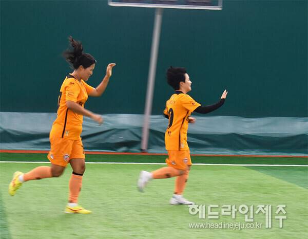 6일 오전 춘천송암스포츠타운에서 열린 제주SK와 김포FC의 K리그 퀸컵 I조 정규라운드 경기에서 제주 선수들이 골을 넣고 기뻐하고 있다  ⓒ헤드라인제주