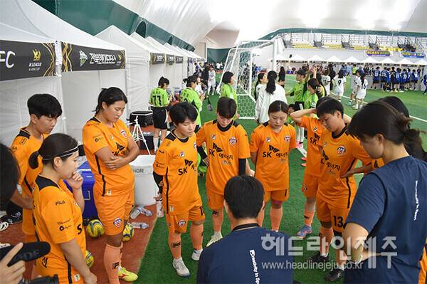 6일 오전 춘천송암스포츠타운에서 열린 제주SK와 김포FC의 K리그 퀸컵 I조 정규라운드 경기 전 작전 타임을 갖고 있는 제주 선수단. ⓒ헤드라인제주