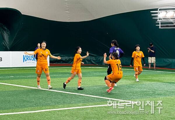 6일 춘천송암스포츠타운에서 열린 K리그 퀸컵 제주SK와 FC안양의 경기에서 제주SK 선수들이 골을 넣고 세레머니를 하고 있다. ⓒ헤드라인제주