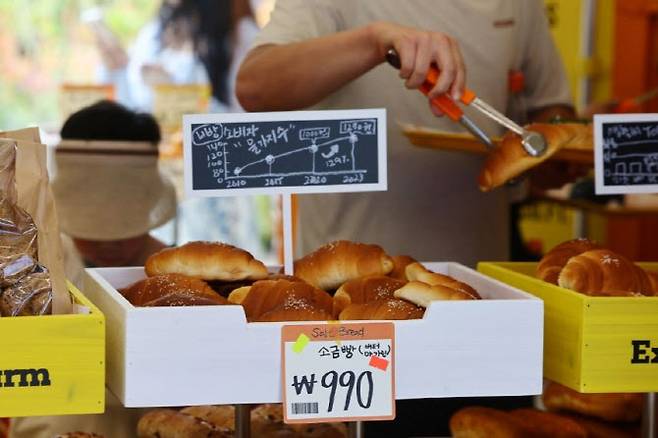 지난달 31일 서울 성동구 글로우 성수에 마련된 경제유튜버 슈카의 ETF 베이커리 팝업 스토어에 990원짜리 소금빵이 진열돼 있다.(사진=연합뉴스)